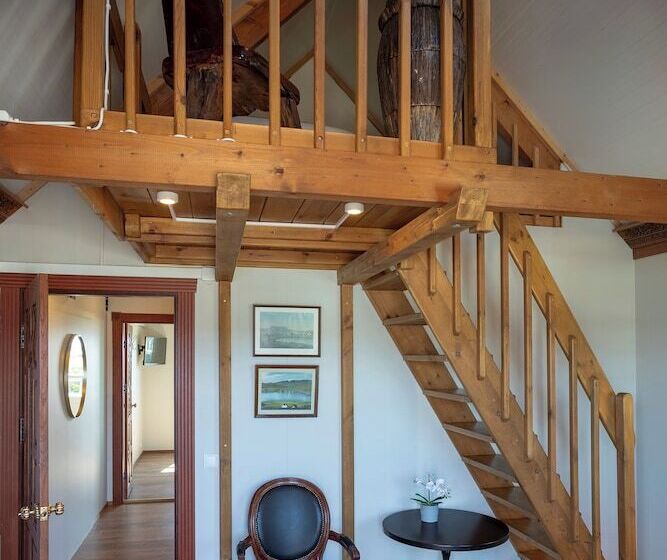 اتاق خانوادگی, Hlid Fisherman S Village