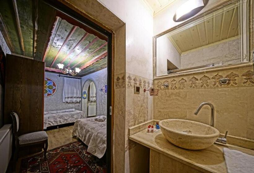 غرفة قياسية ثلاثية, Kayatas Cave Suites