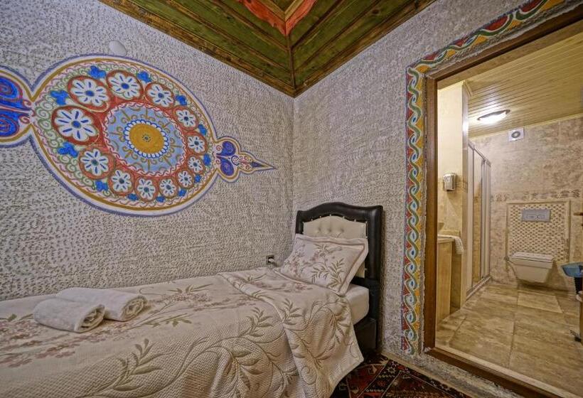 غرفة قياسية ثلاثية, Kayatas Cave Suites