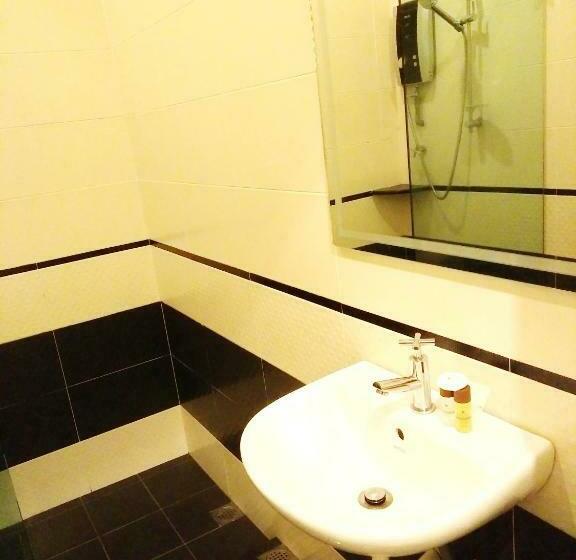 غرفة قياسية ثلاثية, Seasons View