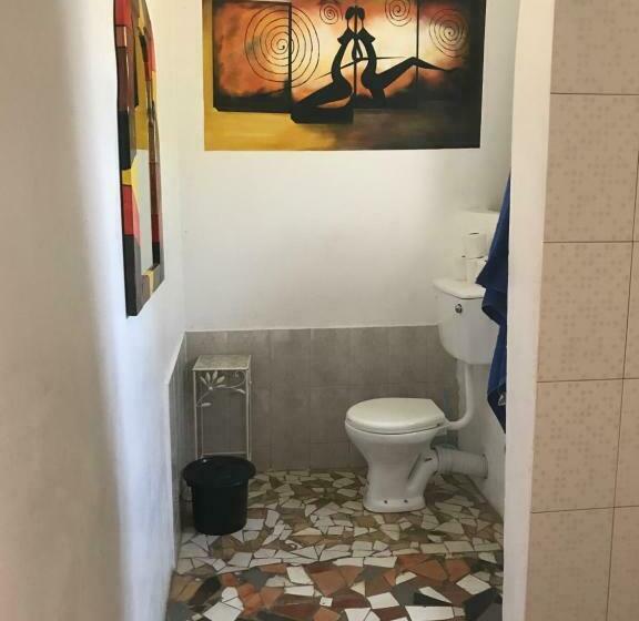 اتاق خانوادگی, The Gunjur Project Lodge