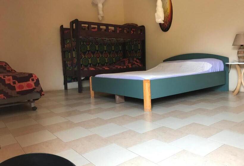 اتاق خانوادگی, The Gunjur Project Lodge
