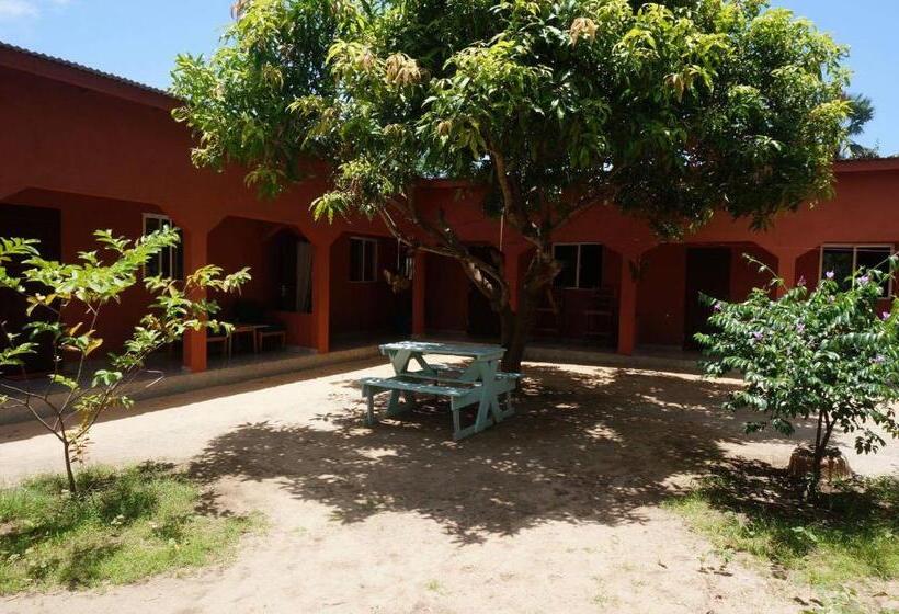 اتاق خانوادگی با چشمانداز باغ, The Gunjur Project Lodge