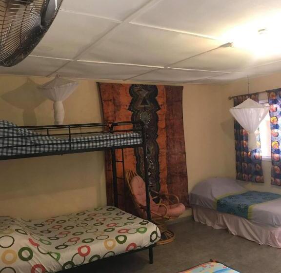 اتاق خانوادگی با چشمانداز باغ, The Gunjur Project Lodge