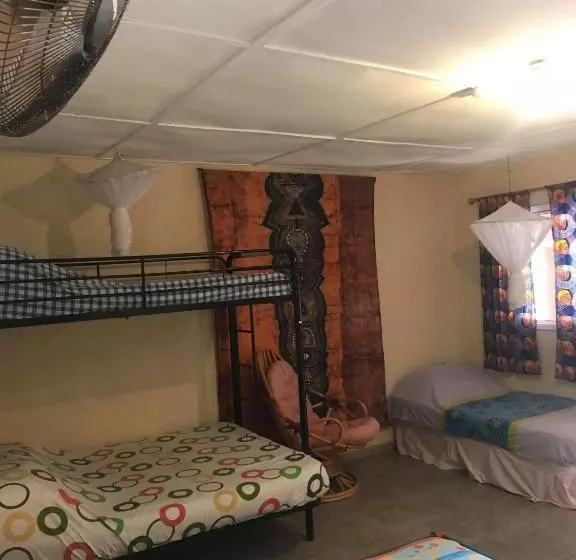 اتاق خانوادگی با چشم‌انداز باغ, The Gunjur Project Lodge