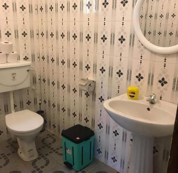 اتاق خانوادگی با چشمانداز باغ, The Gunjur Project Lodge