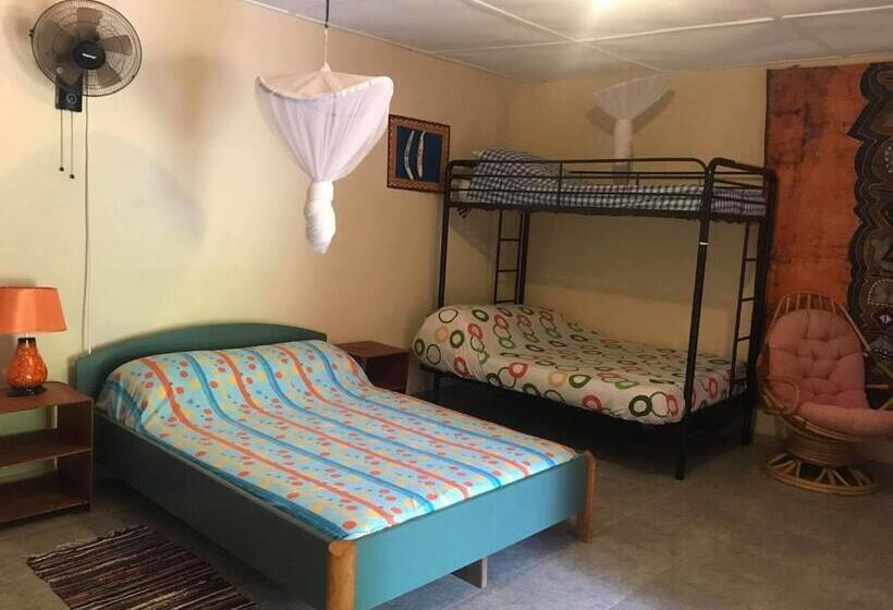 اتاق خانوادگی با چشم‌انداز باغ, The Gunjur Project Lodge