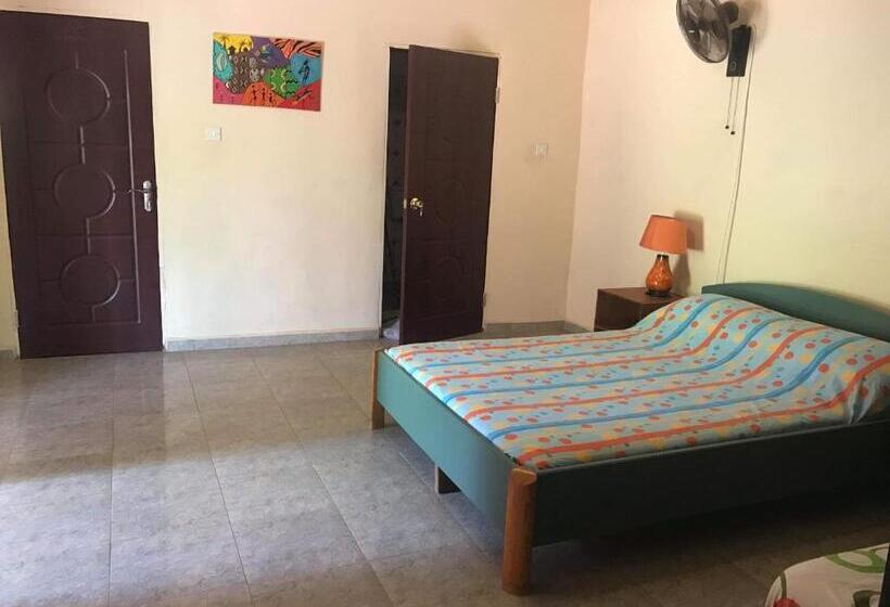 اتاق خانوادگی با چشمانداز باغ, The Gunjur Project Lodge