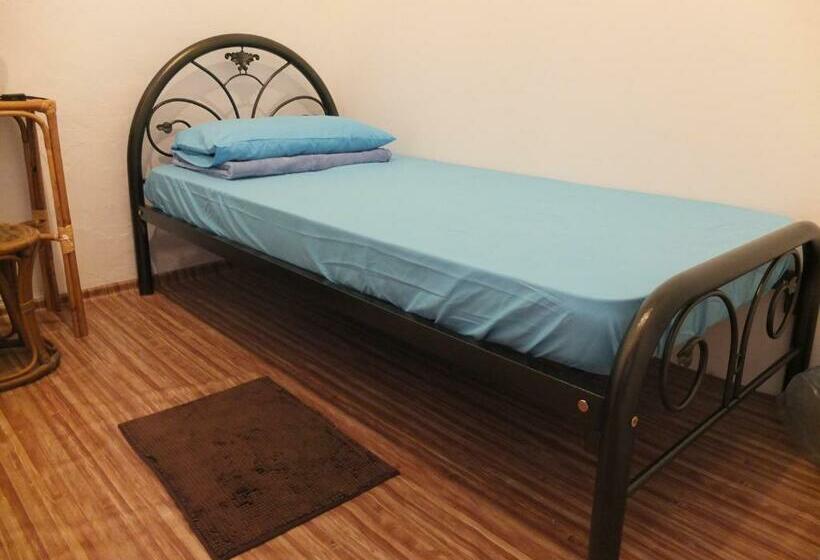 חדר סטנדרד יחיד חדר אמבטיה משותף, Muntri House   Hostel