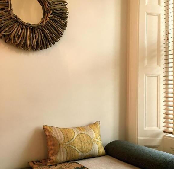 اتاق سوپریور سه تخته, Antler Guest House