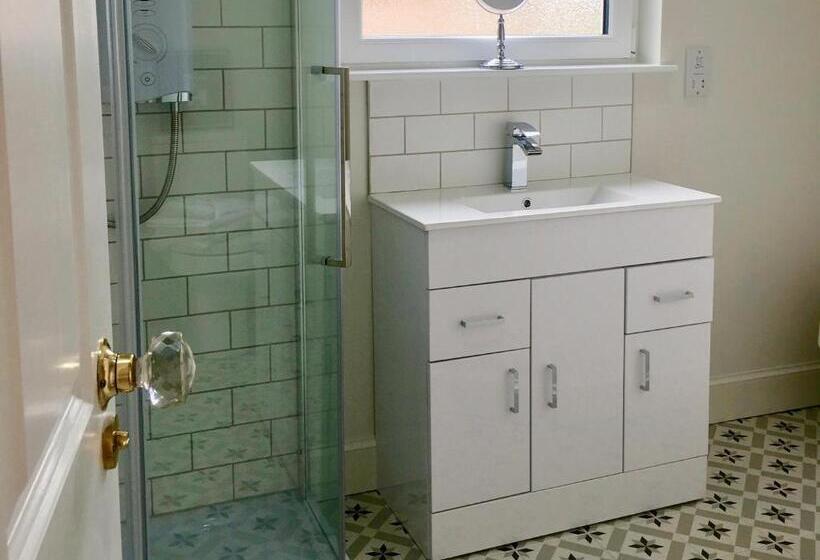 اتاق لوکس با تخت بزرگ, Antler Guest House