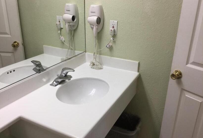 חדר משפחתי, Beverly Inn