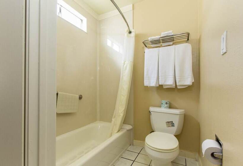 חדר משפחתי, Beverly Inn