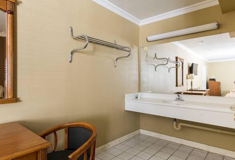 חדר משפחתי, Beverly Inn