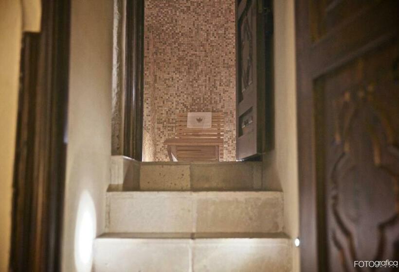 اتاق لوکس با وان آب گرم, Torre Del Parco