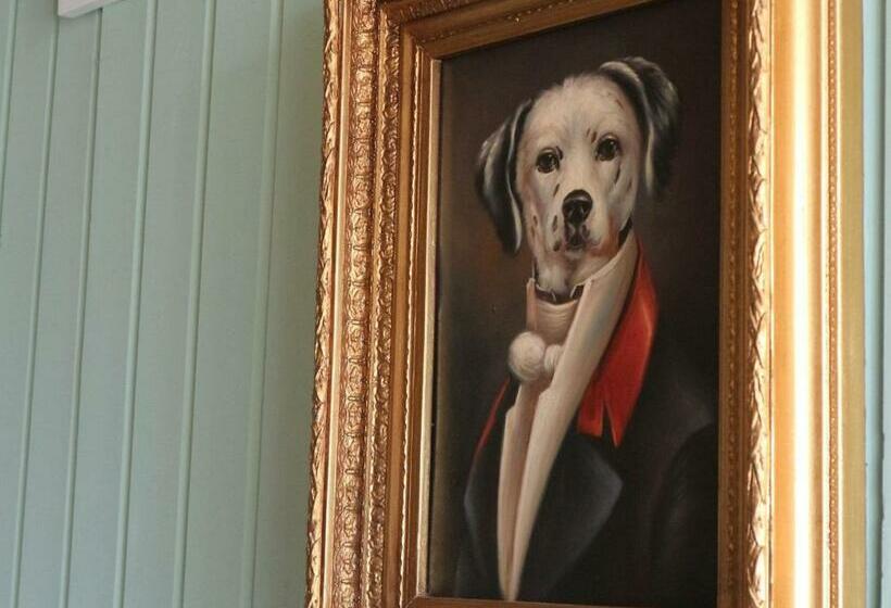 חדר סטנדרט לשלושה, Dog And Castle