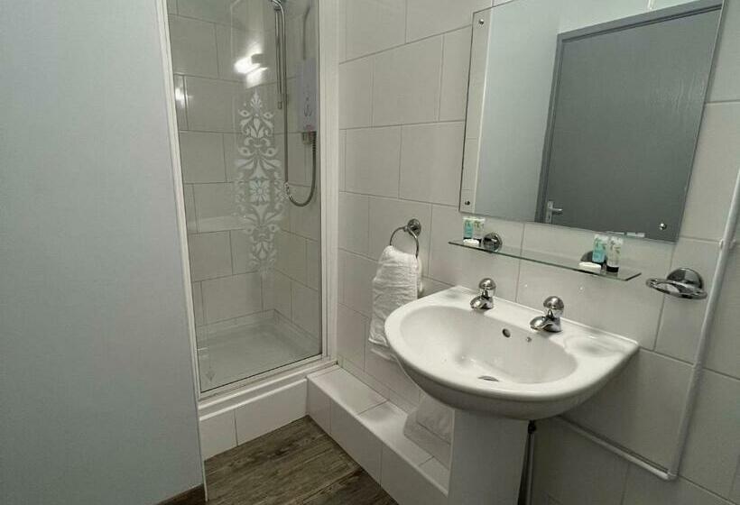 חדר אקזקיוטיב, Dog And Castle