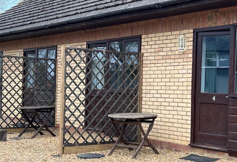 חדר אקזקיוטיב, Dog And Castle