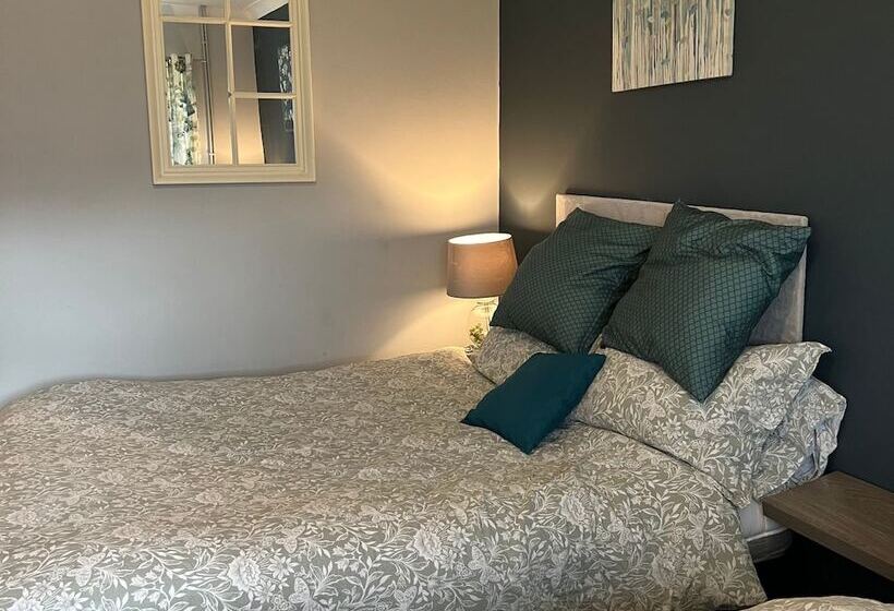 חדר אקזקיוטיב, Dog And Castle