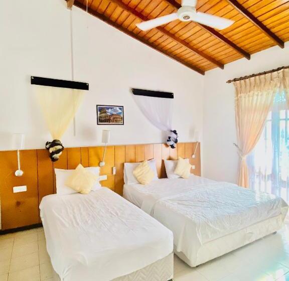 Triple Room Sea View, Hikka Paradise Guest House