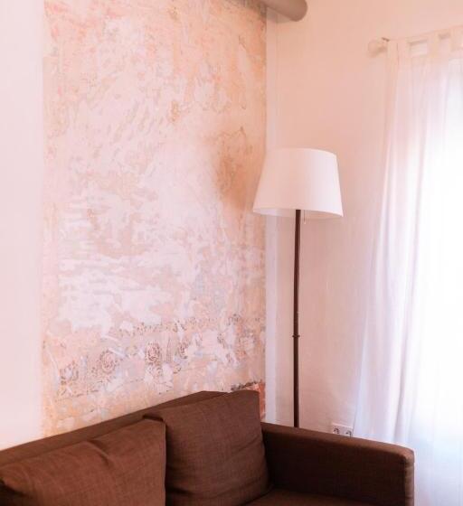 חדר משפחתי, La Casa De Félix