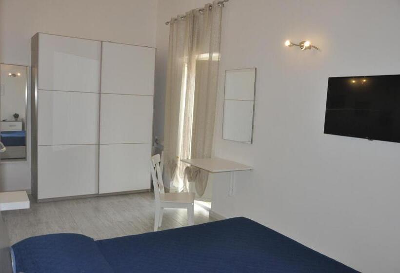 带阳台的三人标准间, Brezza Di Mare Gaeta B&b