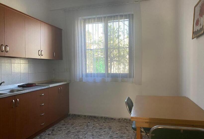 可看到停车场的标准间, Vila M Vera Rooms With Kitchen And Apartments