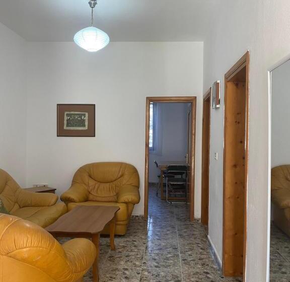 可看到停车场的标准间, Vila M Vera Rooms With Kitchen And Apartments