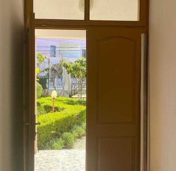 可看到停车场的标准间, Vila M Vera Rooms With Kitchen And Apartments