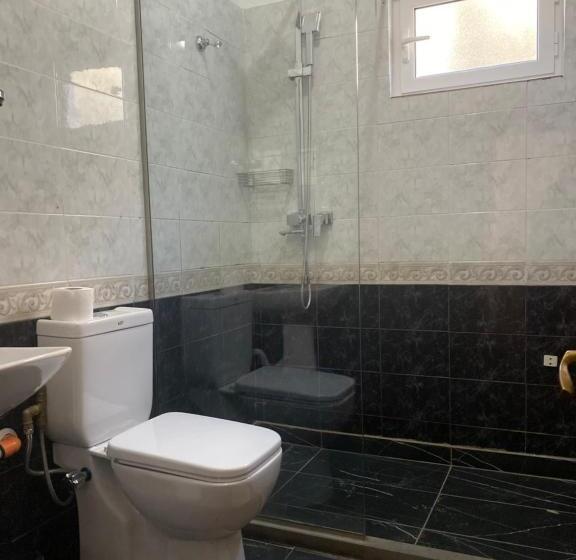 可看到停车场的标准间, Vila M Vera Rooms With Kitchen And Apartments