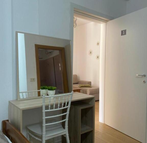 可看到停车场的标准间, Vila M Vera Rooms With Kitchen And Apartments