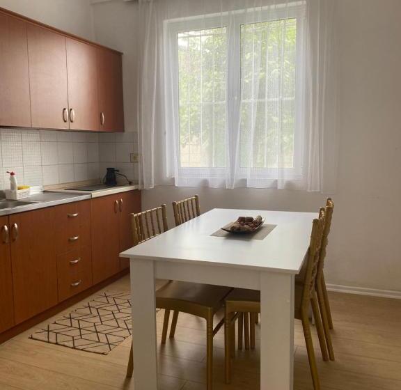 可看到停车场的标准间, Vila M Vera Rooms With Kitchen And Apartments