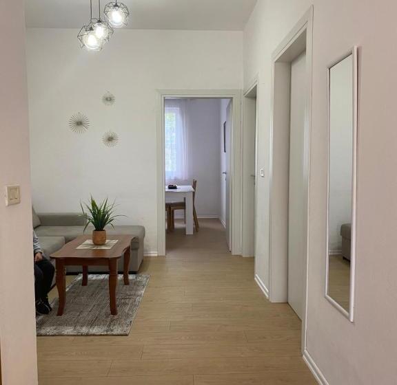 可看到停车场的标准间, Vila M Vera Rooms With Kitchen And Apartments