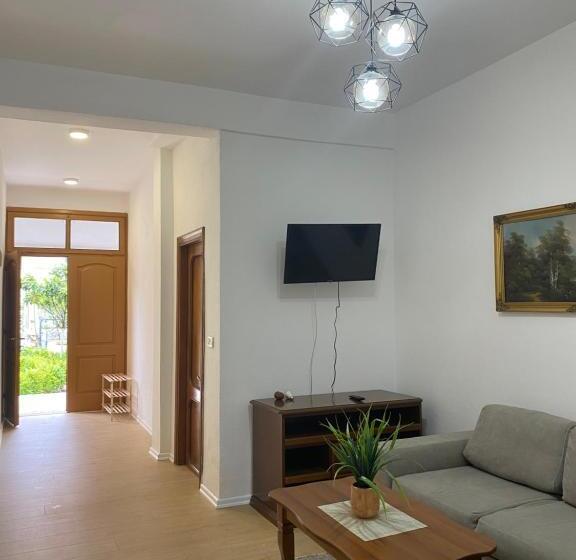 可看到停车场的标准间, Vila M Vera Rooms With Kitchen And Apartments