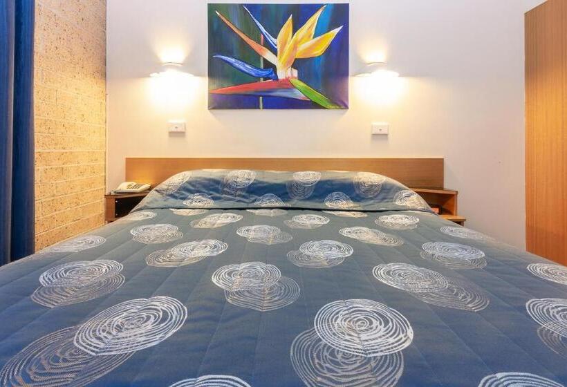 اتاق لوکس, Cedar Lodge Motel