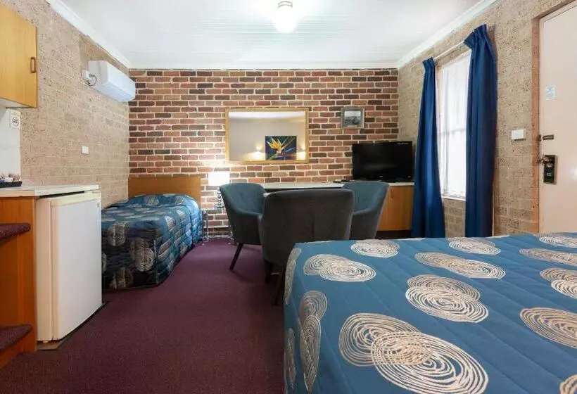 اتاق لوکس, Cedar Lodge Motel