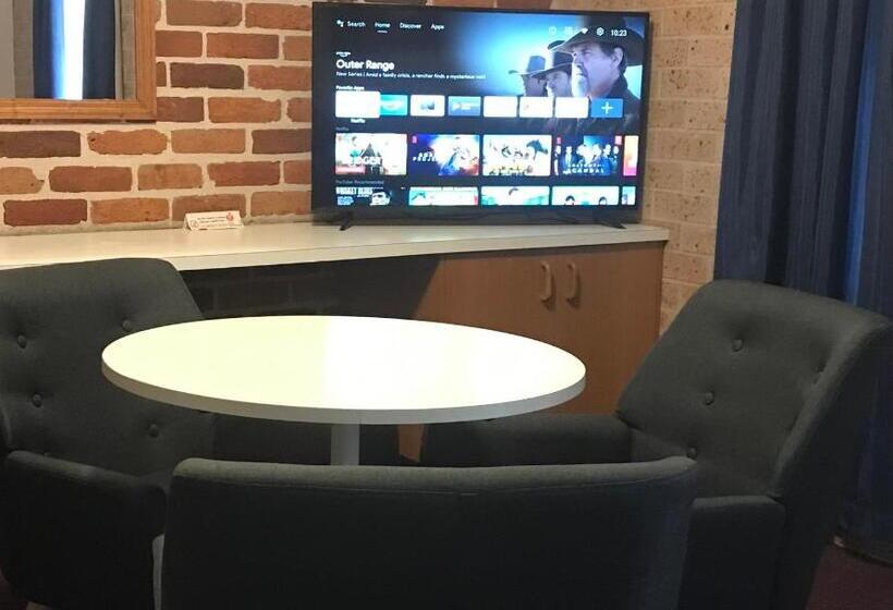 اتاق لوکس, Cedar Lodge Motel