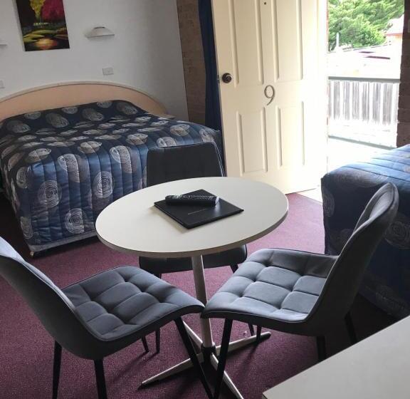 اتاق لوکس چهار تخته, Cedar Lodge Motel