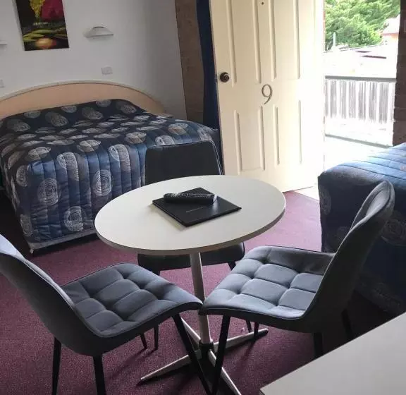 اتاق لوکس چهار تخته, Cedar Lodge Motel