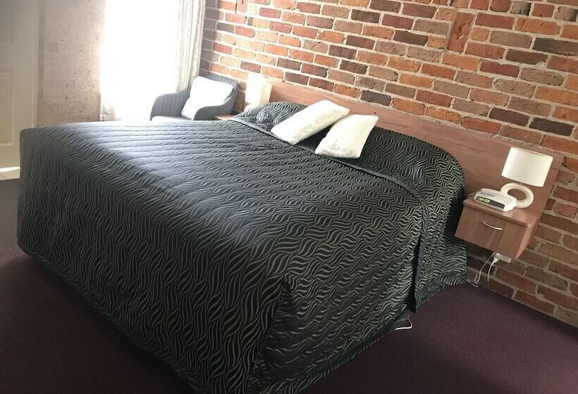 اتاق اکونومی, Cedar Lodge Motel