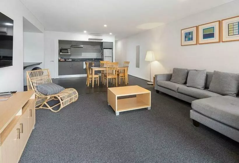 Huoneisto 1 Makuuhuone Allasnäkymä, Corrigans Cove