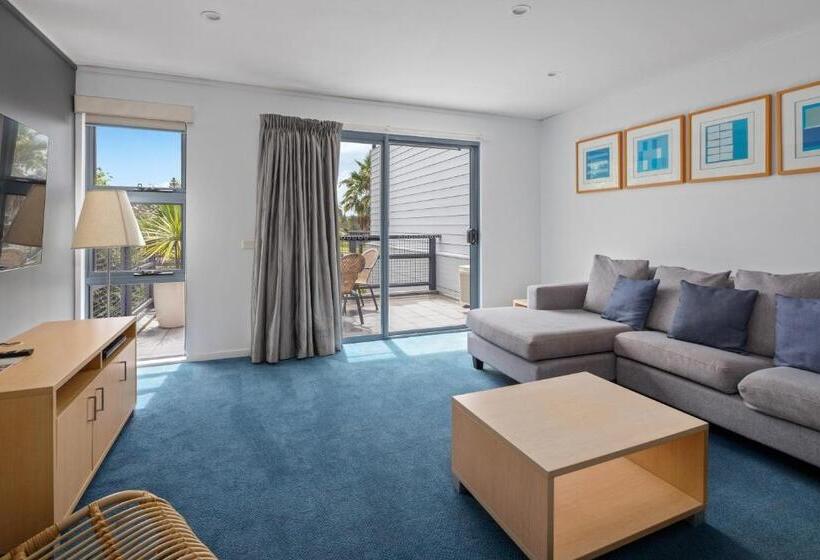 プールビューの2ベッドルームアパート, Corrigans Cove