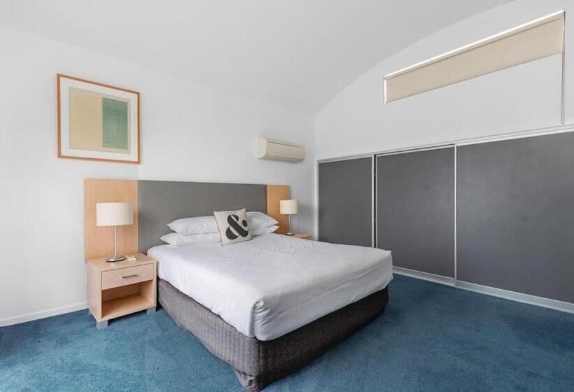 プールビューの2ベッドルームアパート, Corrigans Cove