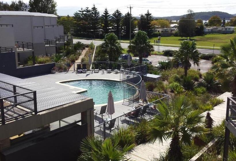 プールビューの2ベッドルームアパート, Corrigans Cove