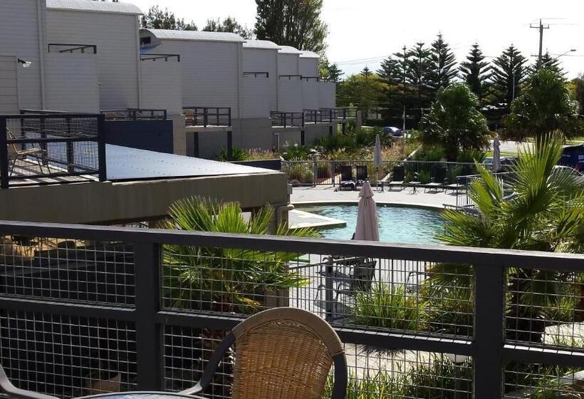 プールビューの2ベッドルームアパート, Corrigans Cove