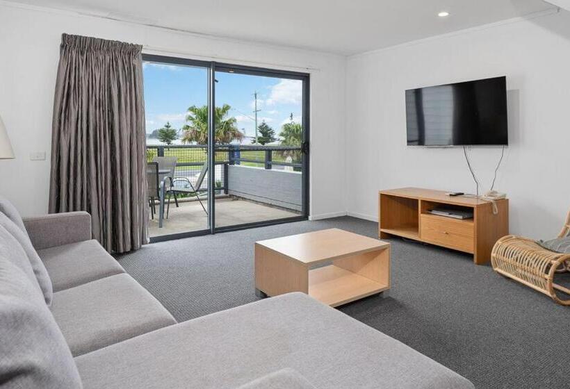 2 Bedroom Apartment with Views, Corrigans Cove