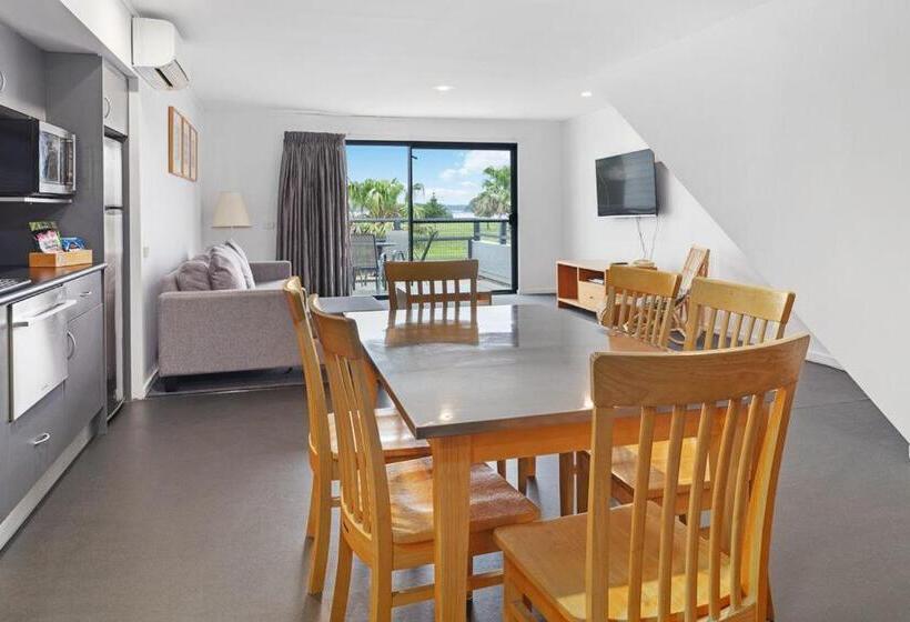 2 Bedroom Apartment with Views, Corrigans Cove