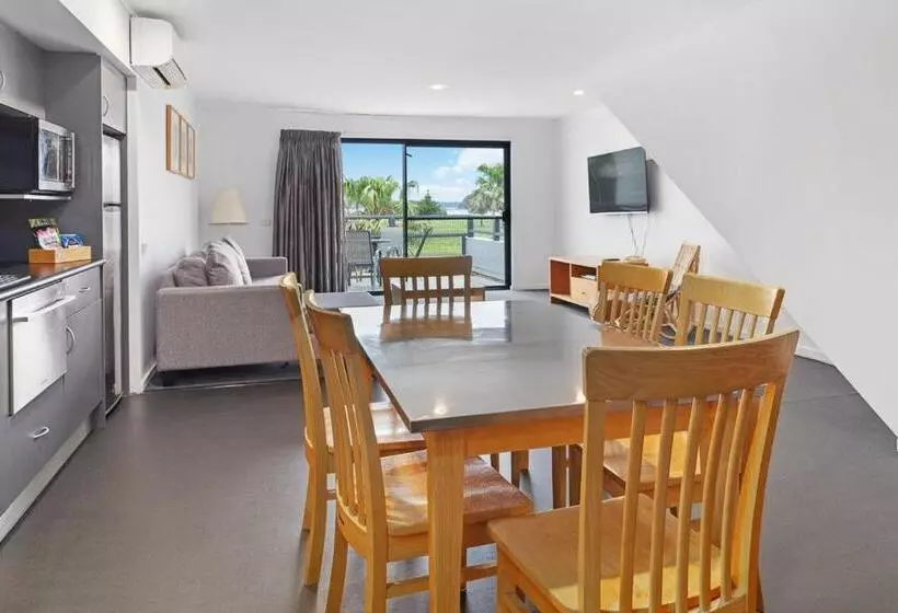2 Bedroom Apartment with Views, Corrigans Cove