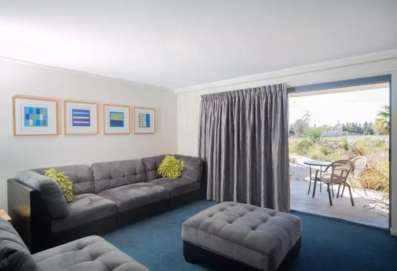 2 Bedroom Apartment with Views, Corrigans Cove