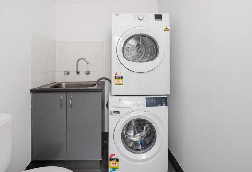 2 Bedroom Apartment with Views, Corrigans Cove